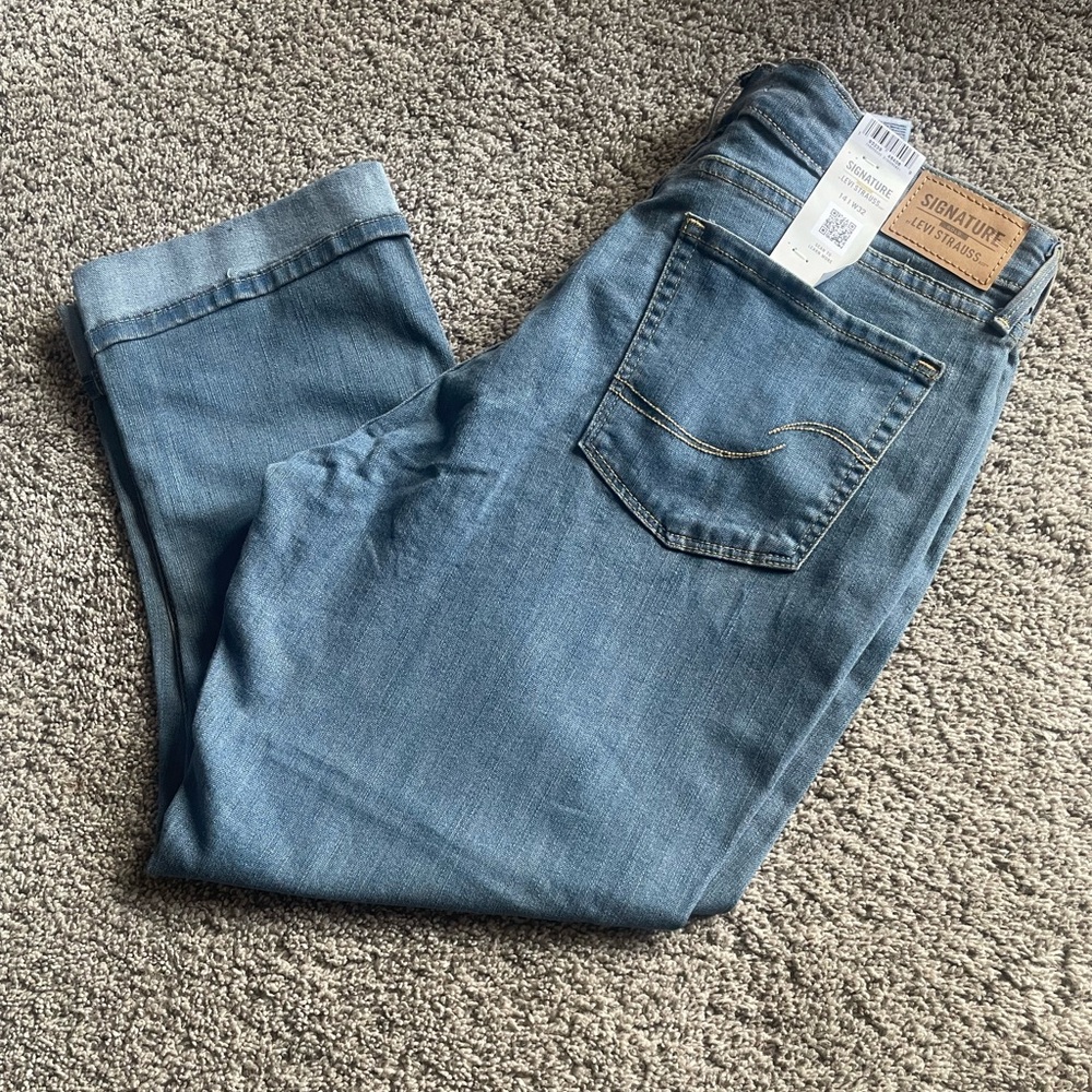 Signature by Levi Strauss & Co. Mid-Rise Capri Jeans – Size 14 (W32)